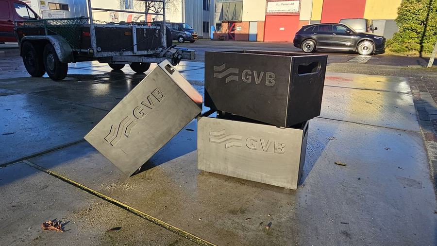 Kratten met ingefreesd GVB-logo, gemaakt door VSL Techniek